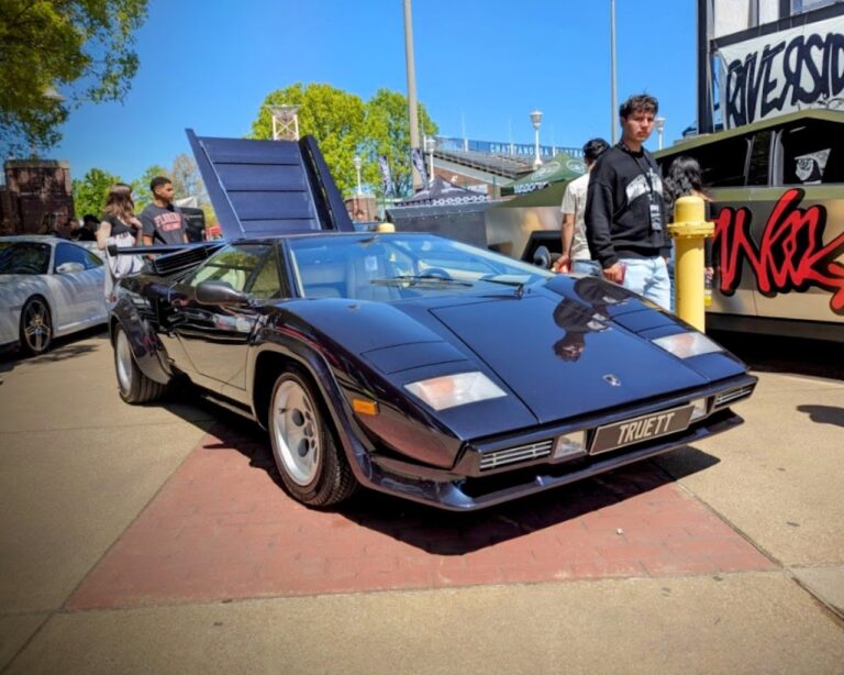 Lamborghini Countach - Passenger’s side, front 3/4