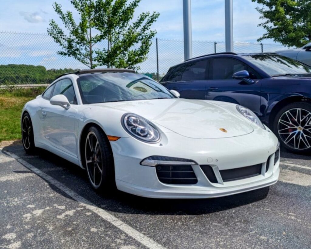 Porsche 911 - Passenger’s side, front 3/4