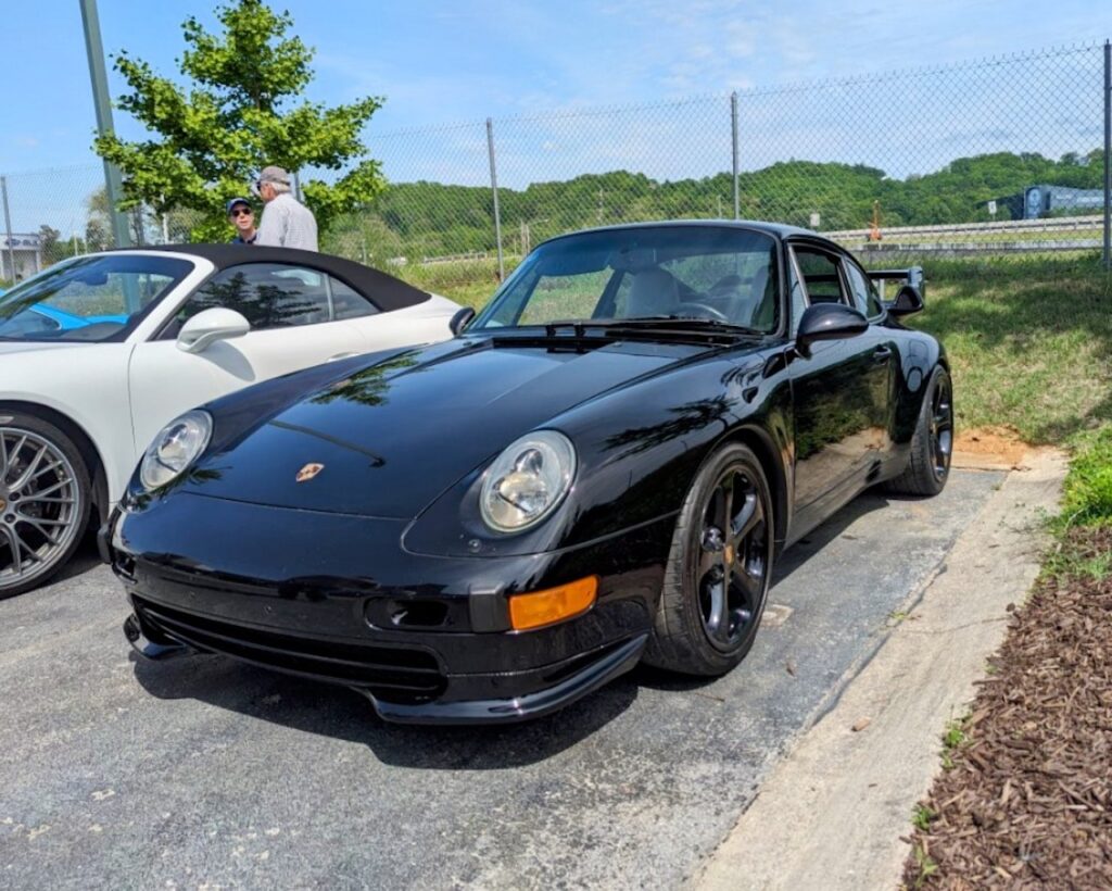 Porsche 911 - Driver's side, front 3/4