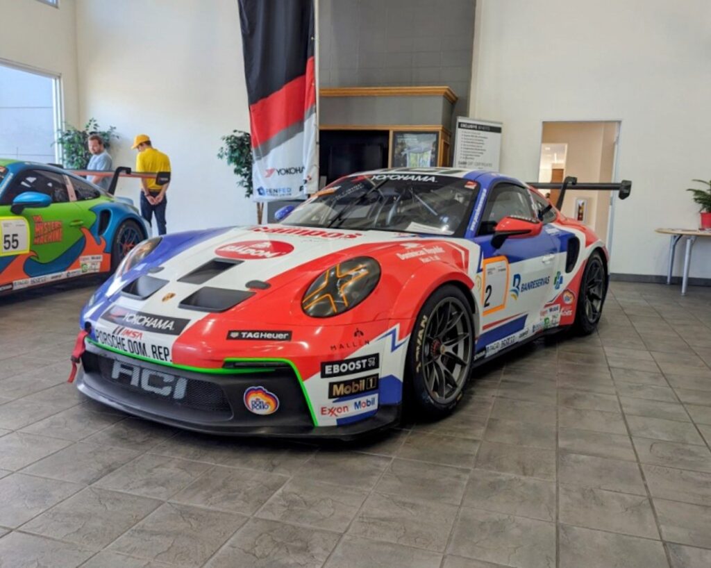 Porsche 911 - Driver's side, front 3/4