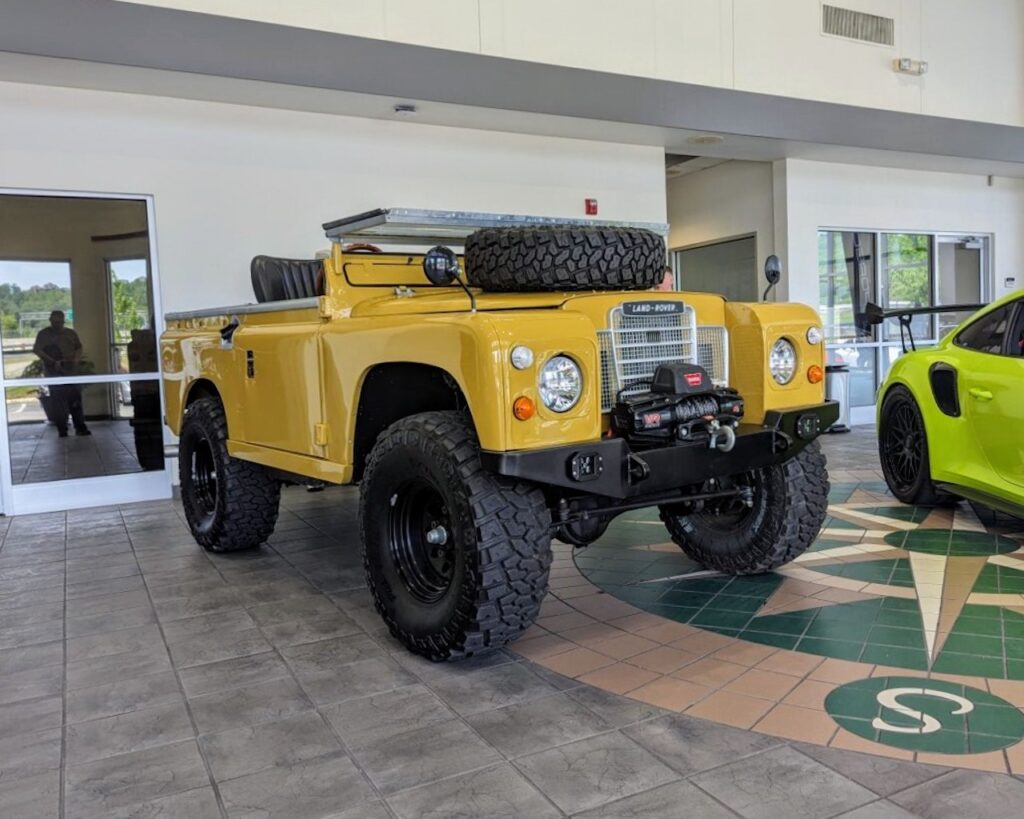 Land Rover Series 2A - Passenger's side, front 3/4