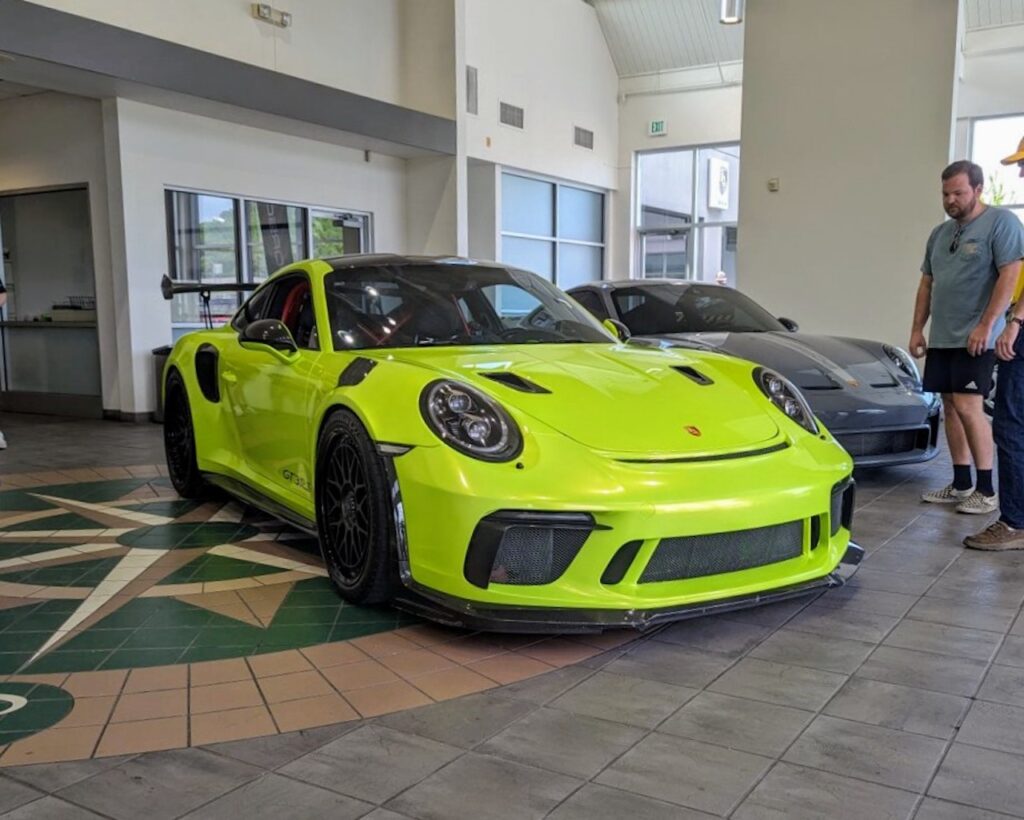 Porsche 911 - Passenger's side, front 3/4