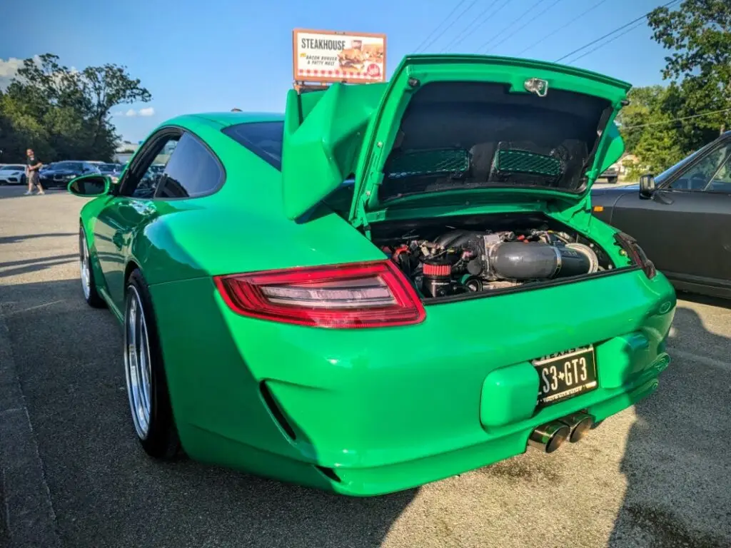 Porsche 911 - Driver's side, rear 3/4