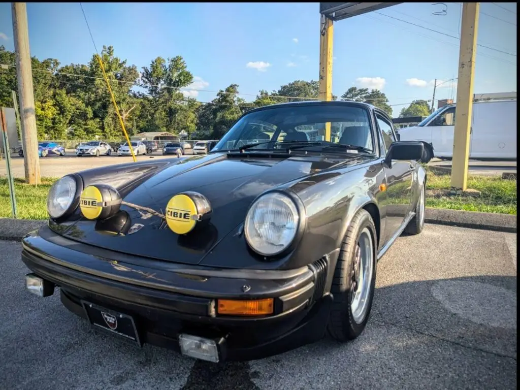 Porsche 911 - Driver's side, front 3/4