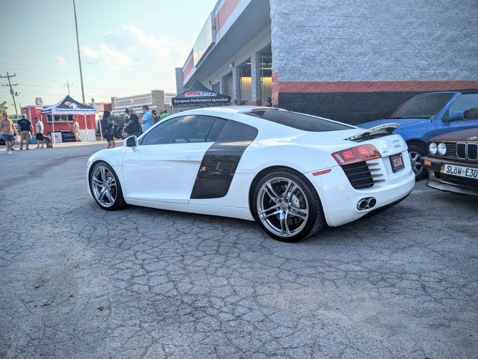 Audi R8 - Driver's side, rear 3/4
