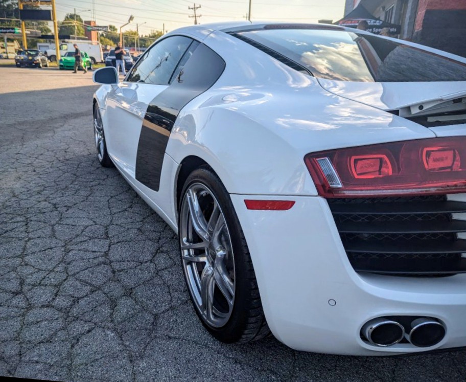 Audi R8 - Driver's side, rear 3/4