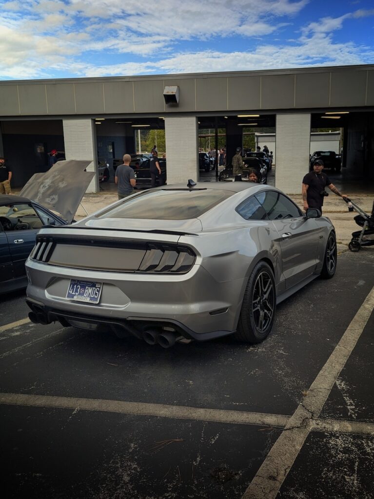 Ford Mustang GT - Passenger's side, rear 3/4
