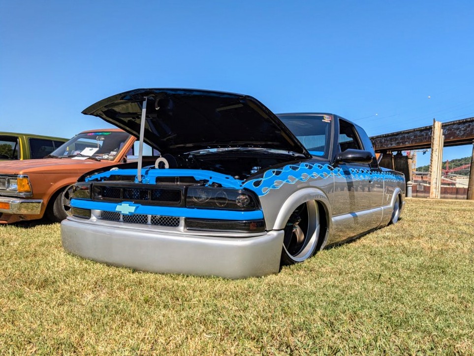 Chevrolet S-10 - Driver's side, front 3/4