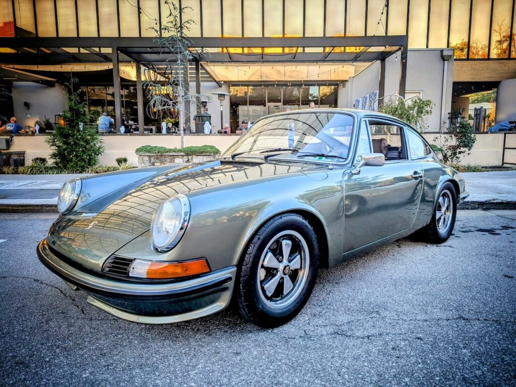 Porsche 911 - Driver's side, front 3/4