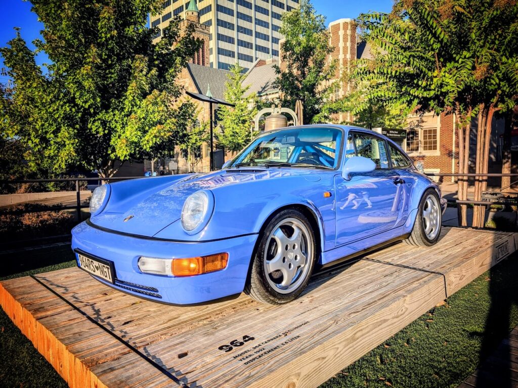 Porsche 911 - Diver's side, front 3/4