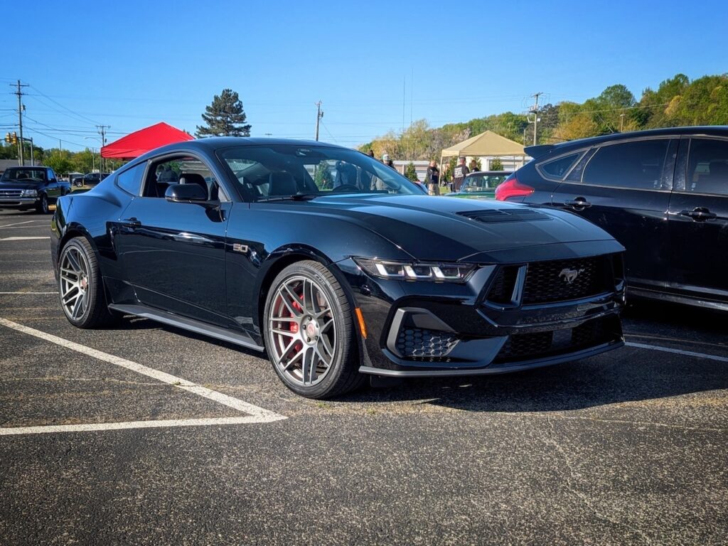 Ford Mustang GT - Passenger's side, front 3/4