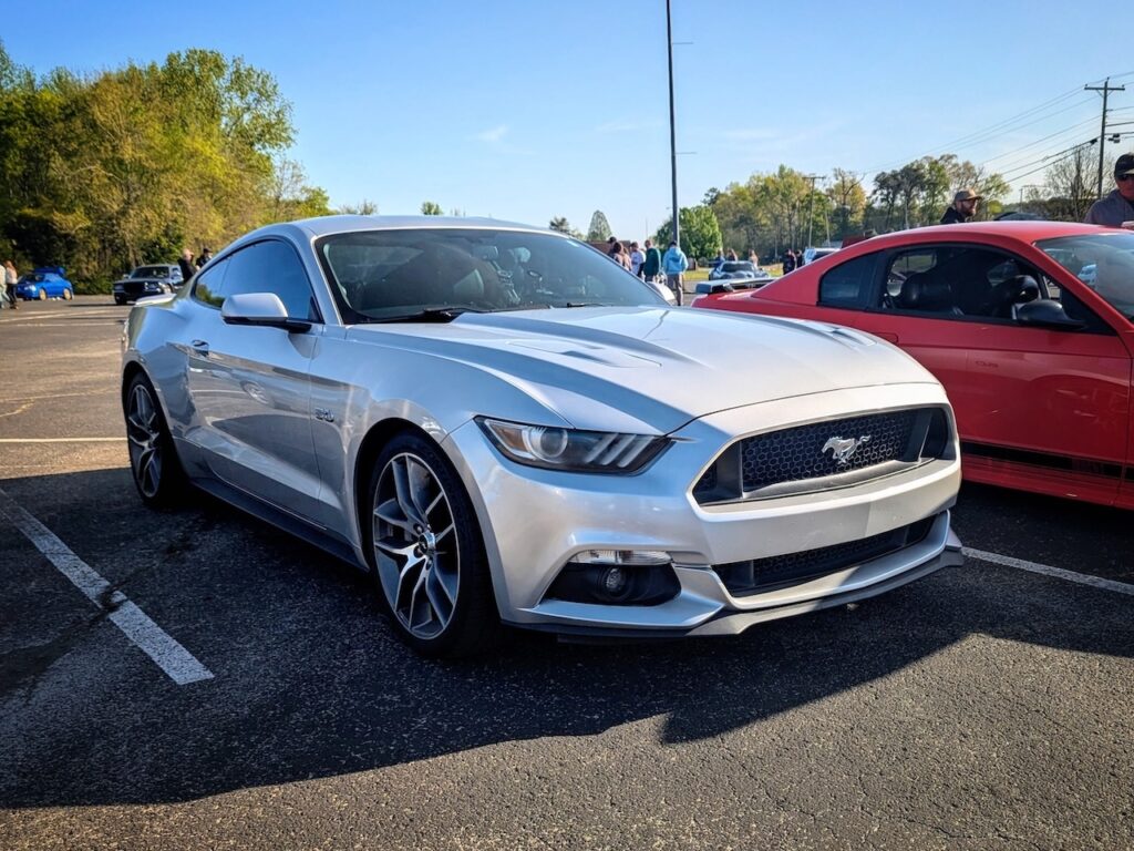 Ford Mustang GT - Passenger's side, front 3/4