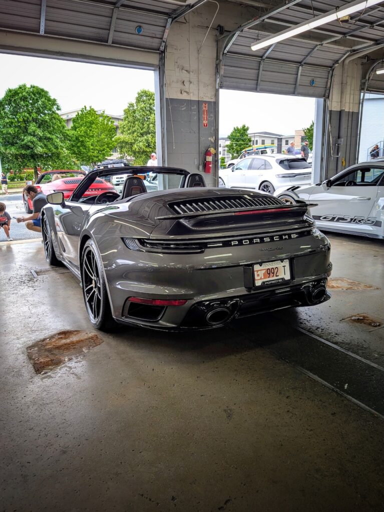 Porsche 911 - Driver's side, rear 3/4