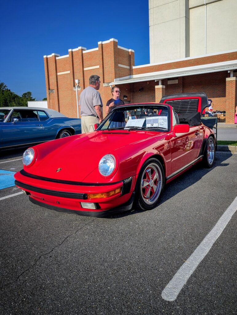 Porsche 911 - Driver's side, front 3/4