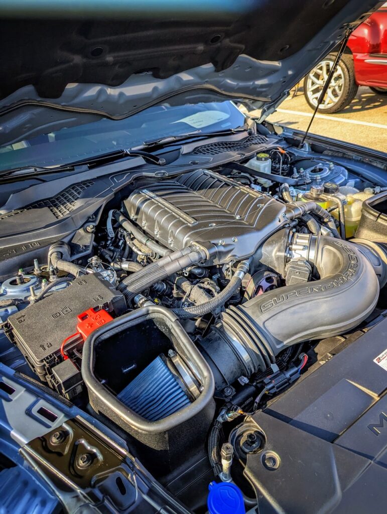Ford Mustang Dark Horse - Engine bay