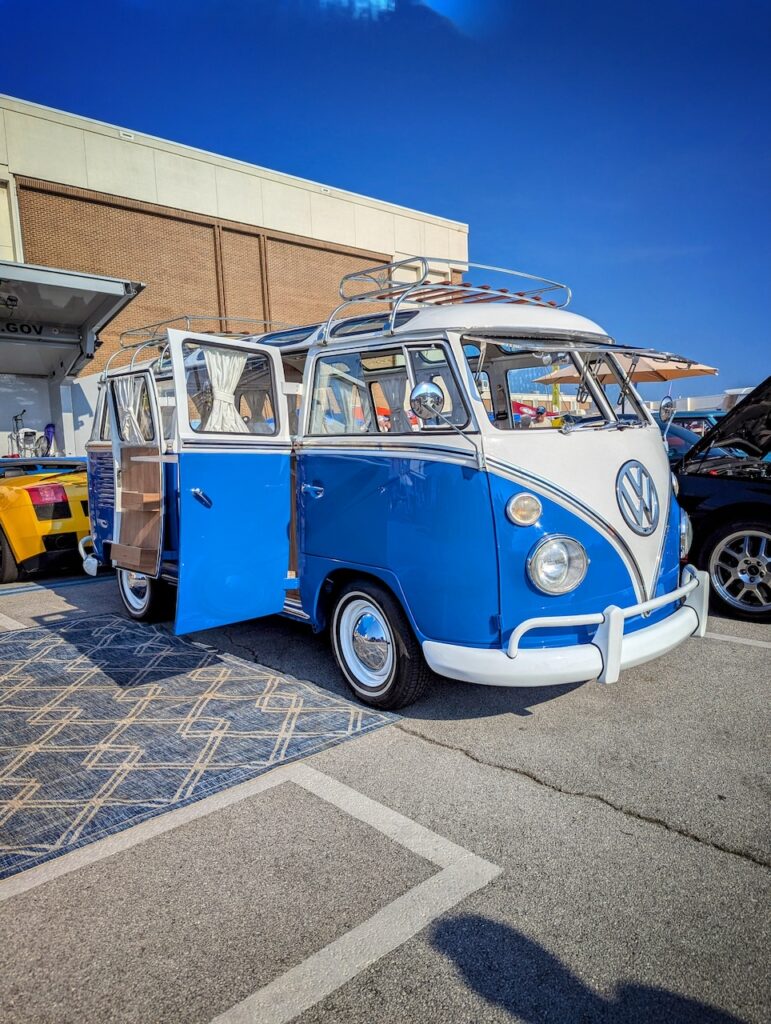 Volkswagen Bus - Passenger's side, front 3/4