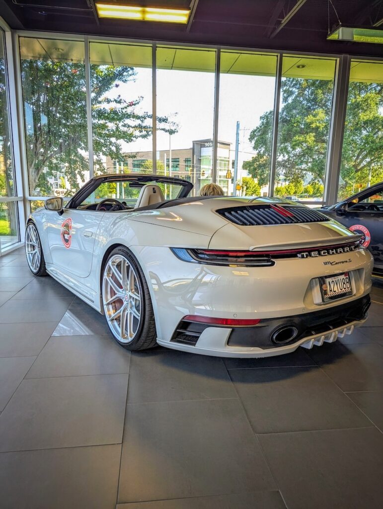 Porsche 911 - Driver's side, rear 3/4